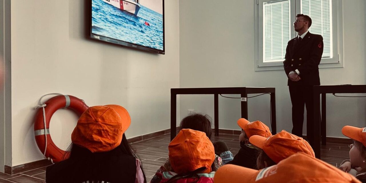 La Guardia Costiera di Imperia in mezzo ai bambini dell’Istituto Comprensivo Littardi