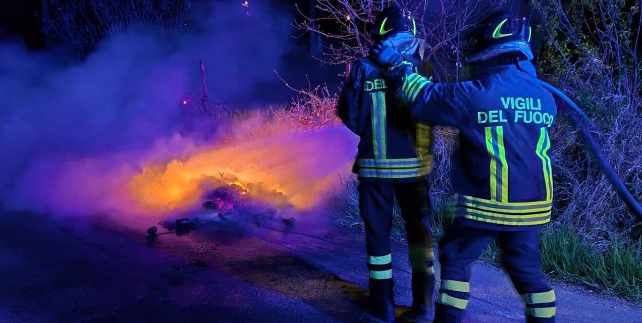 Brucia questo cassonetto dei rifiuti a Pozzolgroppo, tempestivo l’intervento dei pompieri di Tortona