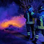 Brucia questo cassonetto dei rifiuti a Pozzolgroppo, tempestivo l’intervento dei pompieri di Tortona