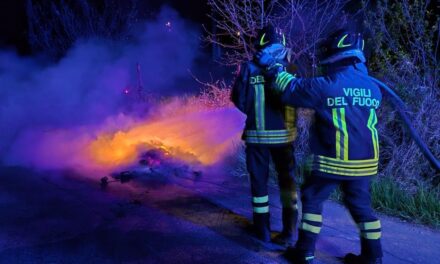 Brucia questo cassonetto dei rifiuti a Pozzolgroppo, tempestivo l’intervento dei pompieri di Tortona