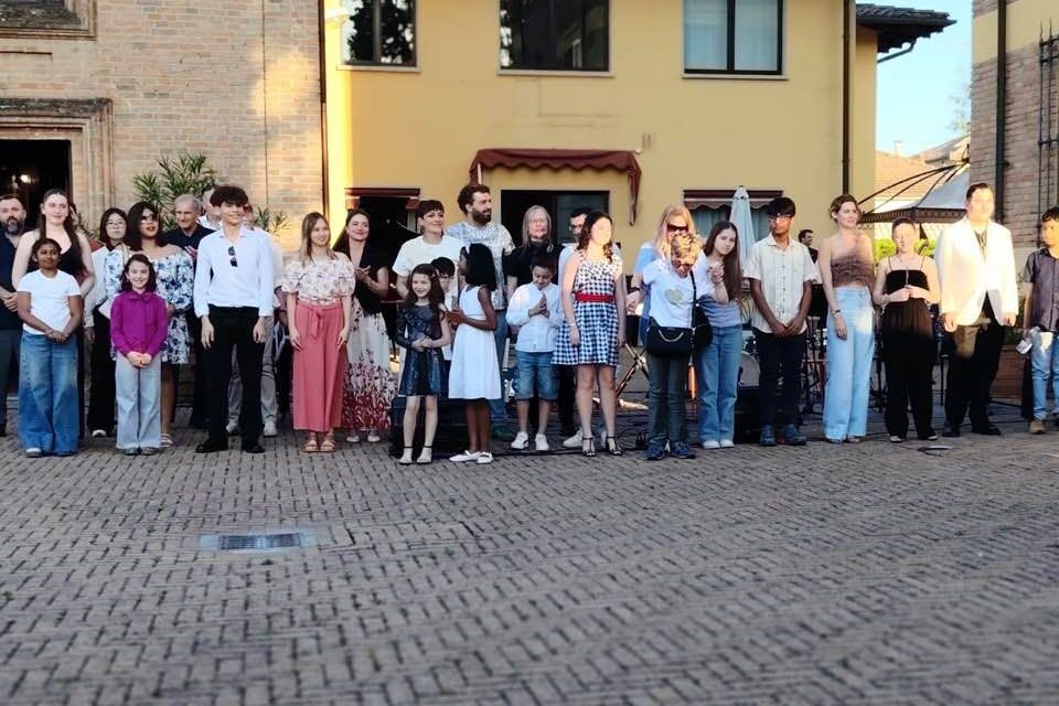 Dove non arrivano le parole: a Pontecurone la musica della “Nota Blu” emoziona nel ricordo di Simone Lisino