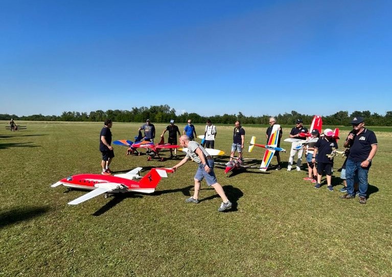 Spettacolo nei cieli di Pontecurone: acrobazie, gare e premiazioni al raduno degli aeromodellisti