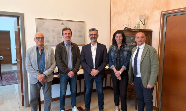 Tortona, Federico Chiodi saluta i vertici della nuova polisportiva Derthona con Enrico Marina presidente