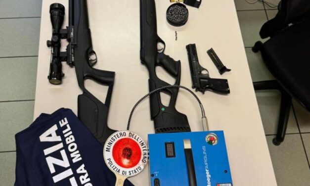 La Polizia di Alessandria arresta un uomo trovato in possesso di una pistola rubata e di una carabina.