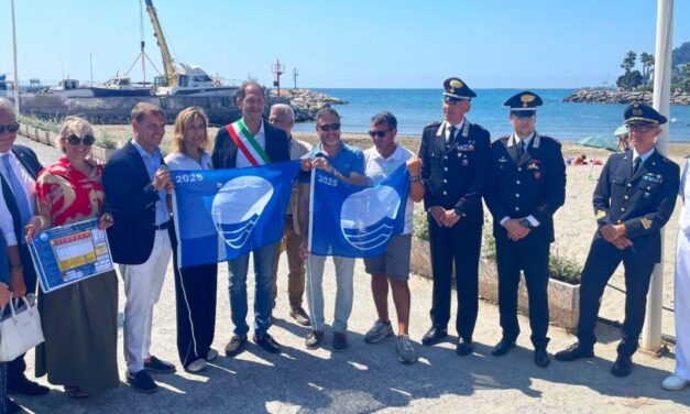 Diano Marina si colora di Blu: una bandiera su ogni stabilimento balneare per accogliere i turisti. Ce ne saranno 48