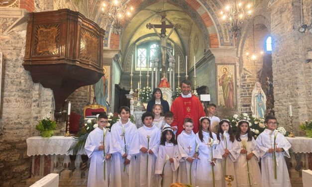 Festa grande a Fabbrica Curone: dopo anni l’antica Pieve torna a ospitare le Prime Comunioni