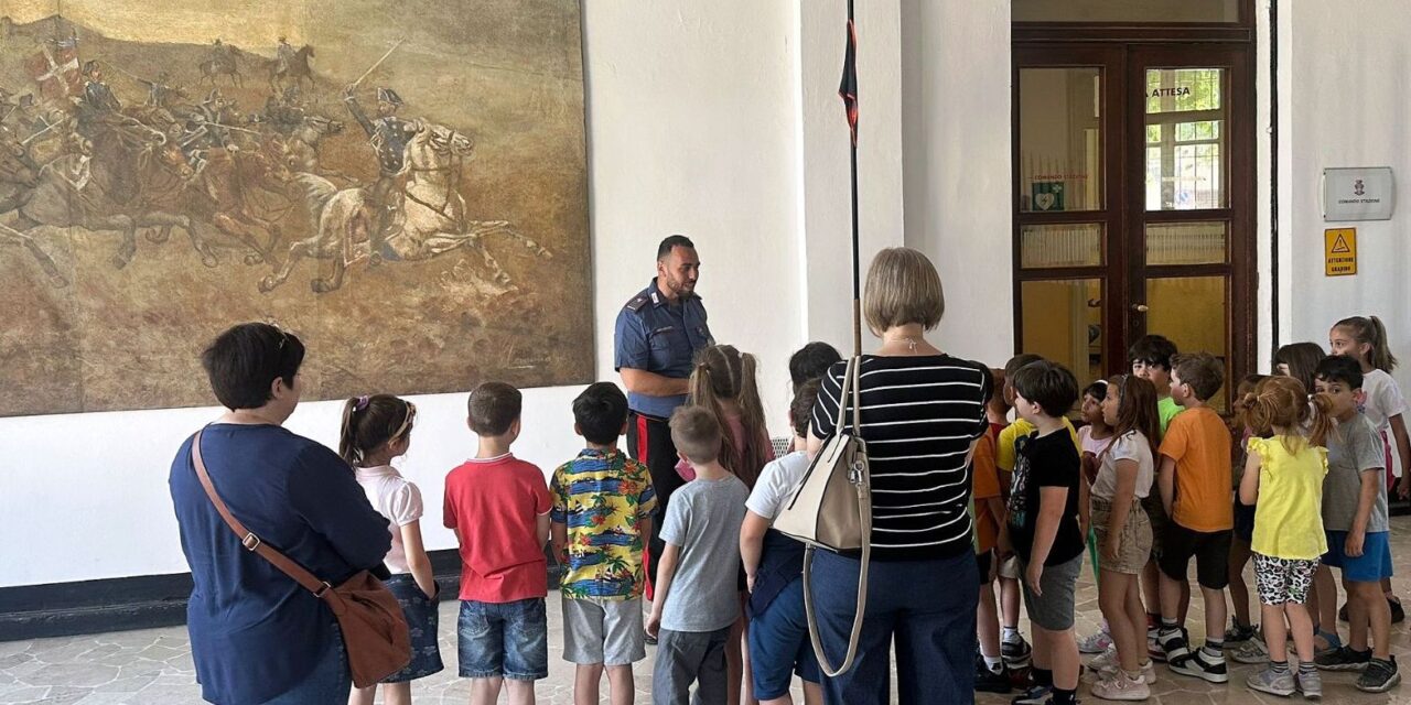 I bambini delle scuole di Tortona in visita alla Caserma per scoprire il lavoro dei Carabinieri