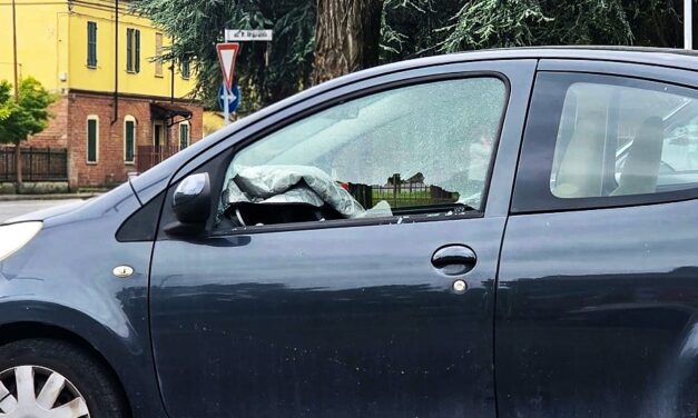 Vandali in pieno giorno a Tortona: spaccano il vetro di questa automobile parcheggiata
