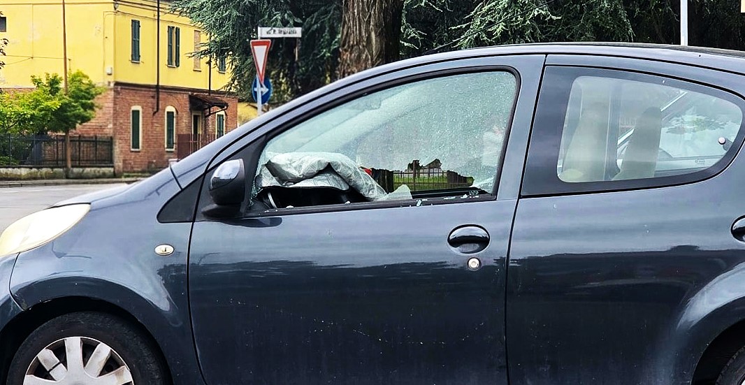 Vandali in pieno giorno a Tortona: spaccano il vetro di questa automobile parcheggiata