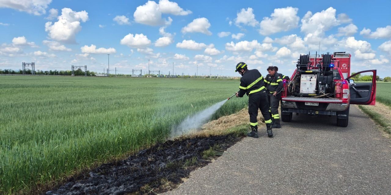 Incendio di sterpaglie a Tortona intervengono i vigili del Fuoco