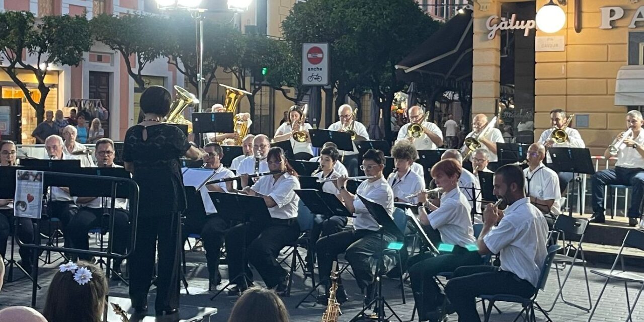 Successo a Diano Marina per il concerto della Banda Musicale: Piazza Martiri della Libertà gremita per la serata “Amore”