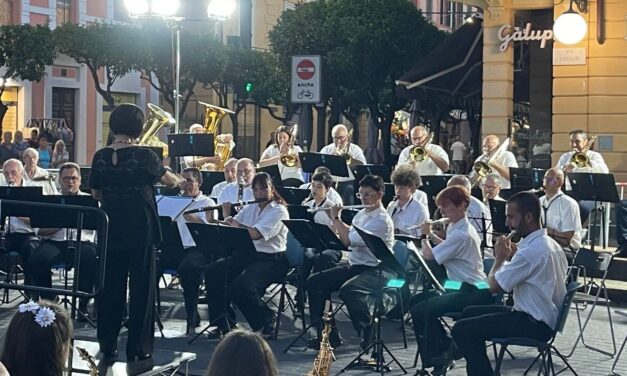 Successo a Diano Marina per il concerto della Banda Musicale: Piazza Martiri della Libertà gremita per la serata “Amore”