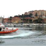 La Guardia Costiera di Imperia soccorre un bagnante in difficoltà nelle acque antistanti il Koko Beach