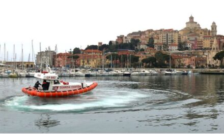 La Guardia Costiera di Imperia soccorre un bagnante in difficoltà nelle acque antistanti il Koko Beach