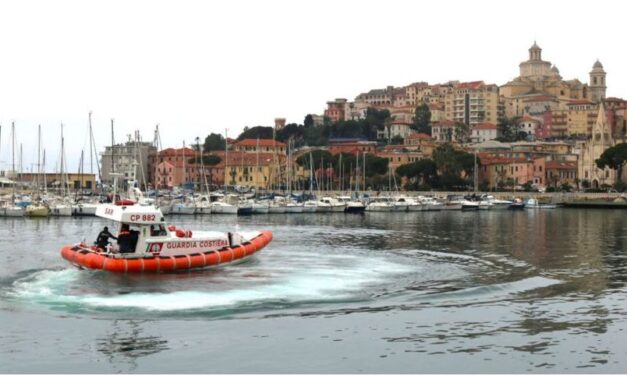 La Guardia Costiera di Imperia soccorre un bagnante in difficoltà nelle acque antistanti il Koko Beach