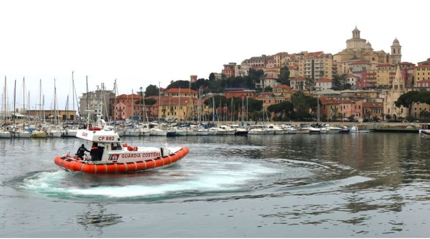 La Guardia Costiera di Imperia soccorre un bagnante in difficoltà nelle acque antistanti il Koko Beach