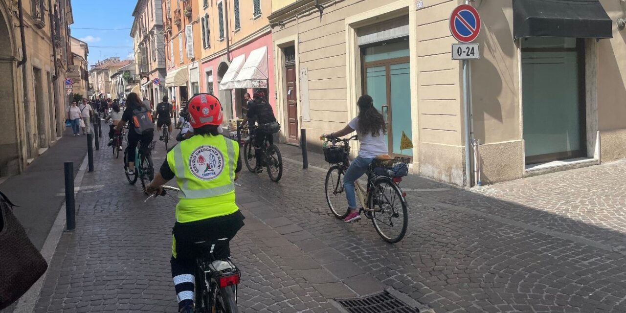 Festa e senso civico in sella: la pedalata dei bimbi della scuola “Rodari” colora le vie di Tortona