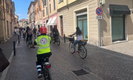 Festa e senso civico in sella: la pedalata dei bimbi della scuola “Rodari” colora le vie di Tortona