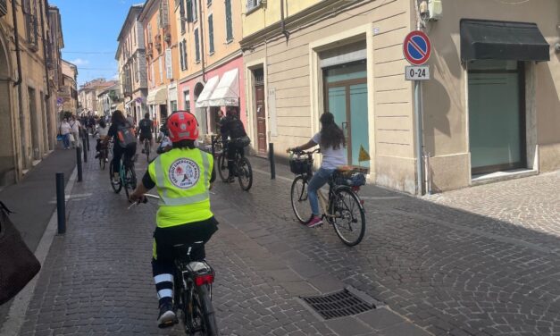 Festa e senso civico in sella: la pedalata dei bimbi della scuola “Rodari” colora le vie di Tortona