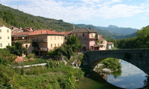 Gusto, storia e tradizioni in Alta Valle Arroscia: al via la 266ª Fiera dell’Aglio di Vessalico
