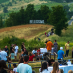 Eccellenze gastronomiche e dj set sotto le stelle: la collina di Casasco si accende per il “Bellissimo. Party”