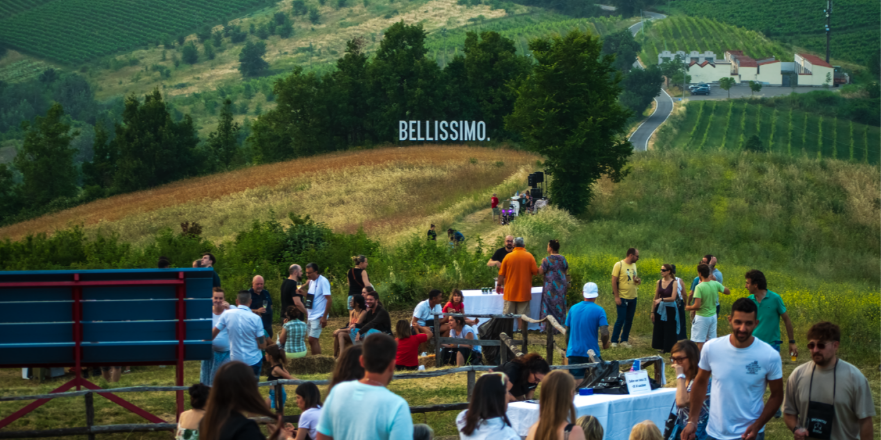 Eccellenze gastronomiche e dj set sotto le stelle: la collina di Casasco si accende per il “Bellissimo. Party”