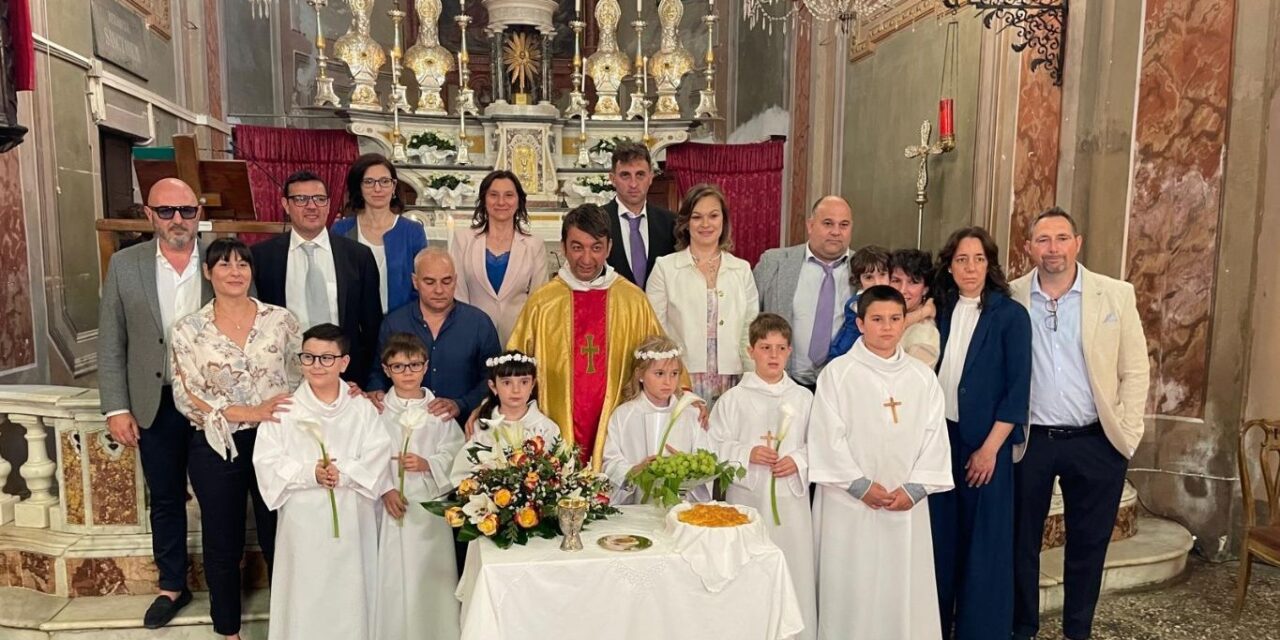Giornata di festa a Gremiasco: celebrata la Prima Comunione per sei giovani parrocchiani