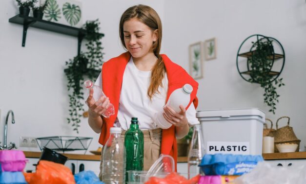 Riciclo della plastica: i 10 errori che mettono in crisi persino la GenZ (e come non farli più). La guida di Skuola.net e COREPLA