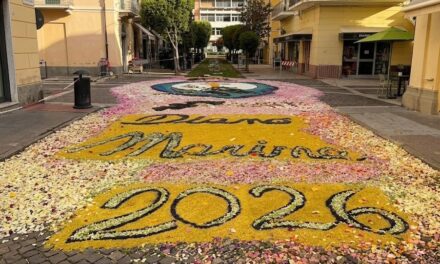 Diano Marina si risveglia coperta di petali per il Corpus Domini. Alle 11 la processione: ultime ore per ammirare l’Infiorata