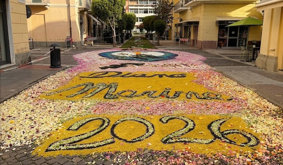 Diano Marina si risveglia coperta di petali per il Corpus Domini. Alle 11 la processione: ultime ore per ammirare l’Infiorata