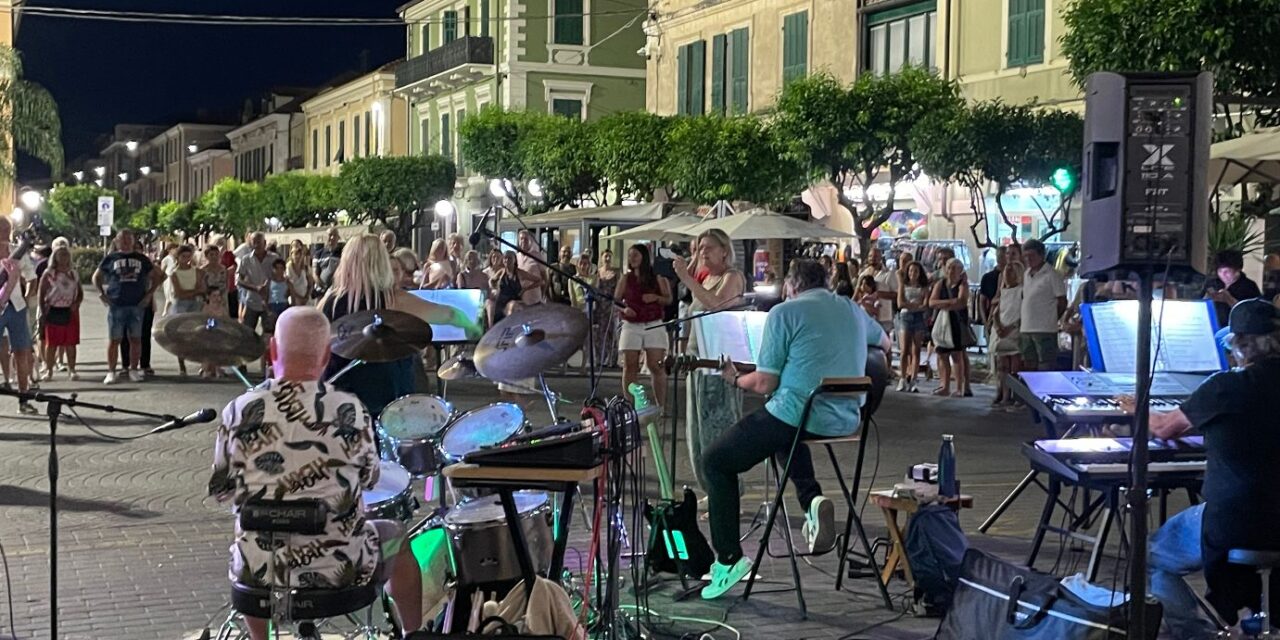 Il centro di Diano Marina si accende a ritmo di pop e tradizione: buona la prima per “Diano in musica”