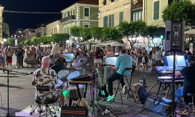 Il centro di Diano Marina si accende a ritmo di pop e tradizione: buona la prima per “Diano in musica”