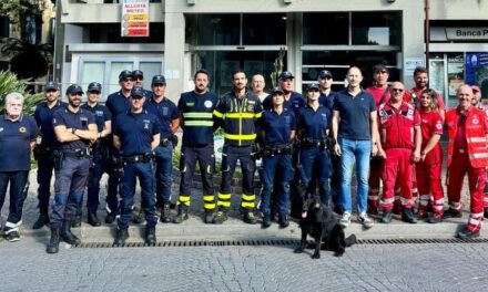 Diano Marina, in scena il pronto intervento: Polizia, Croce Rossa, Ambulanza veterinaria e Unità cinofila per gli studenti
