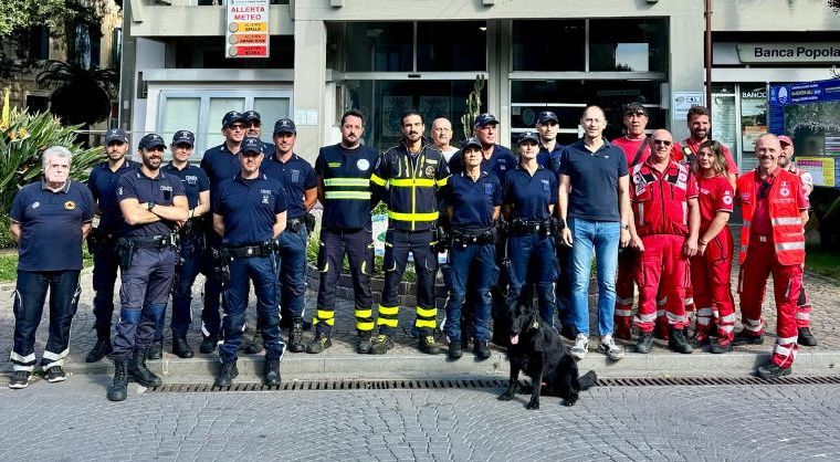 Diano Marina, in scena il pronto intervento: Polizia, Croce Rossa, Ambulanza veterinaria e Unità cinofila per gli studenti