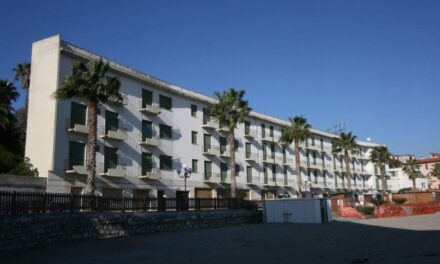 Diano Marina, recinzione divelta lungo la ciclabile: il Comune ordina la messa in sicurezza all’Hotel Teresa