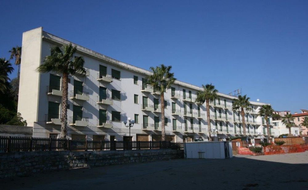 Diano Marina, recinzione divelta lungo la ciclabile: il Comune ordina la messa in sicurezza all’Hotel Teresa