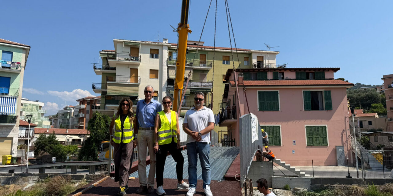 Imperia, varata la passerella ciclopedonale tra via Andreoli e l’area Pump Track adiacente a via Goffredo Alterisio