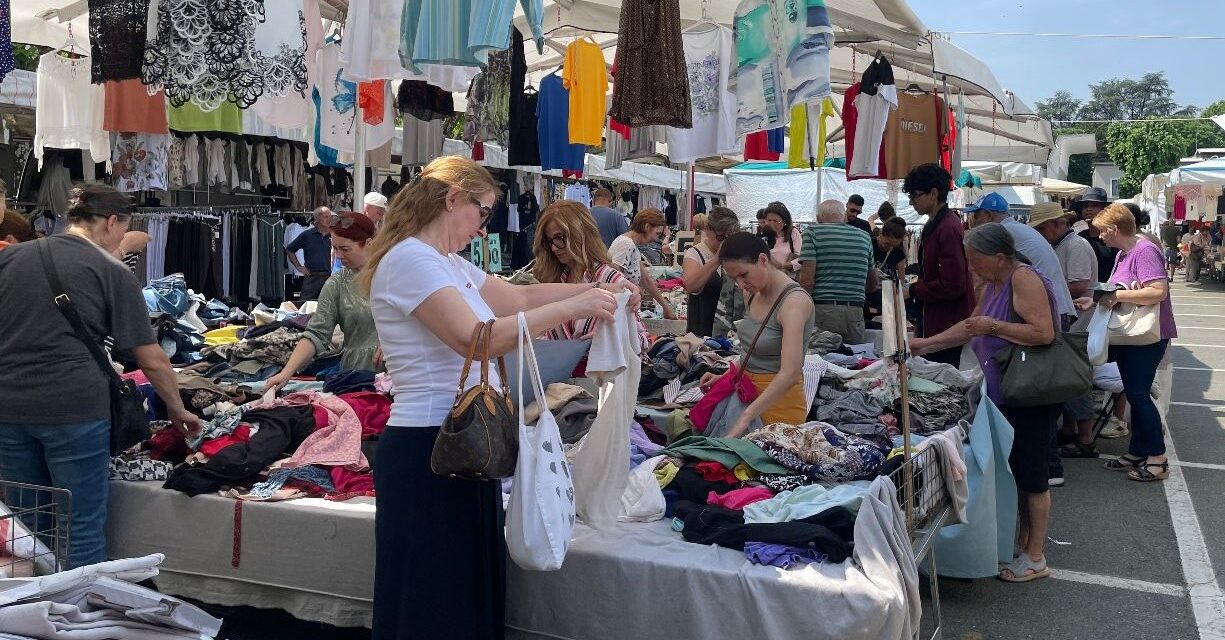 Il mercato di Piazza Milano a Tortona torna a vivere: tra folla, tradizione e convenienza, un successo che sfida il caldo