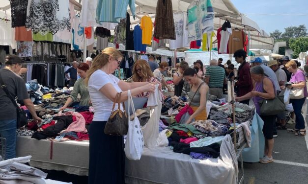 Il mercato di Piazza Milano a Tortona torna a vivere: tra folla, tradizione e convenienza, un successo che sfida il caldo