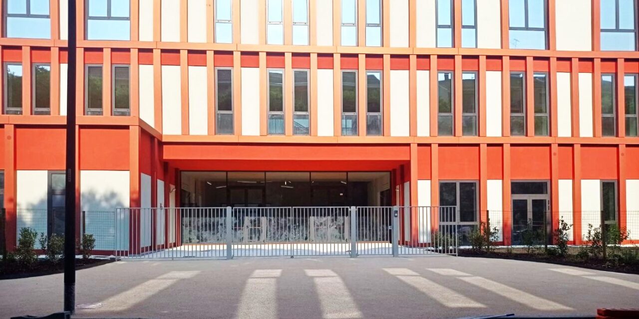 Tortona, prende forma il nuovo polo scolastico: in viale Kennedy arriva il primo “giardino-spugna” della città