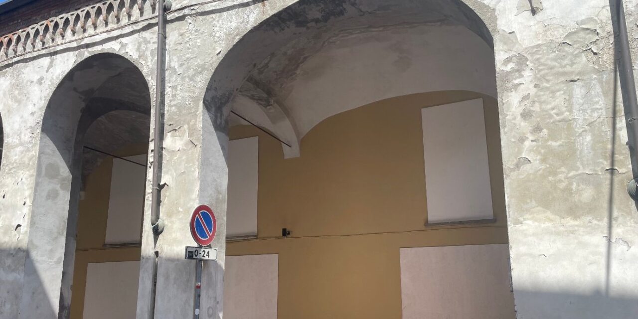 Decoro urbano a Tortona: a nuovo i portici dell’ex ferramenta “Diamanti” in via Emilia Nord