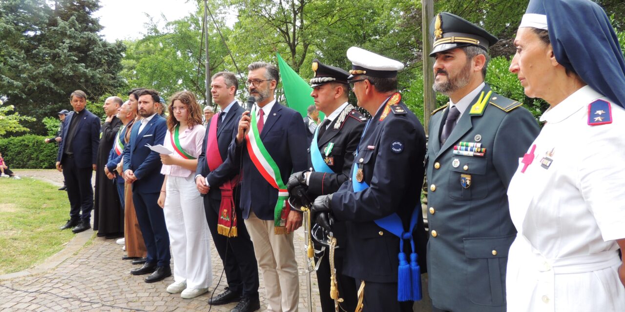Festa a Tortona: le immagini del suggestivo alzabandiera al Castello e l’intenso discorso del Sindaco Chiodi