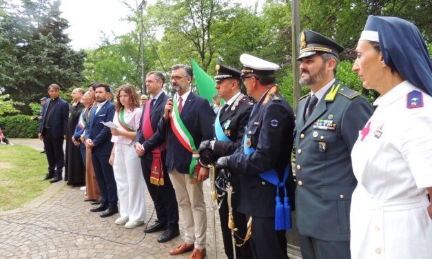 Festa a Tortona: le immagini del suggestivo alzabandiera al Castello e l’intenso discorso del Sindaco Chiodi