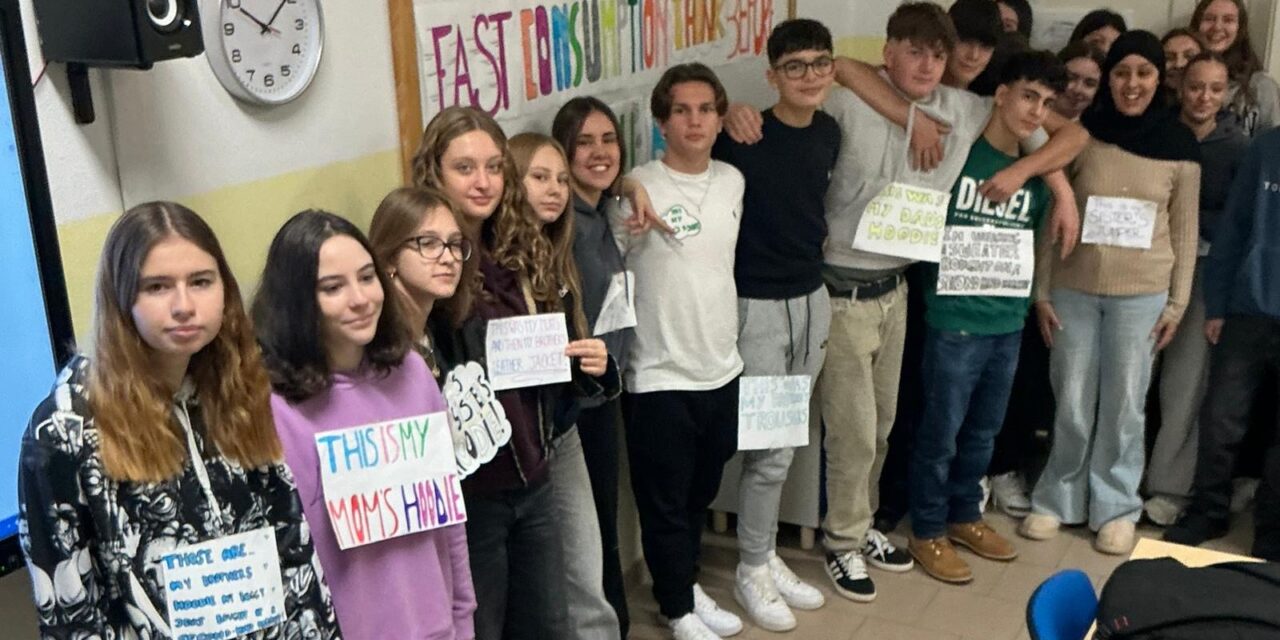 Flash mob al Liceo Peano di Tortona: i ragazzi della 2^A Linguistico protagonisti del progetto contro il “Fast Consumption”