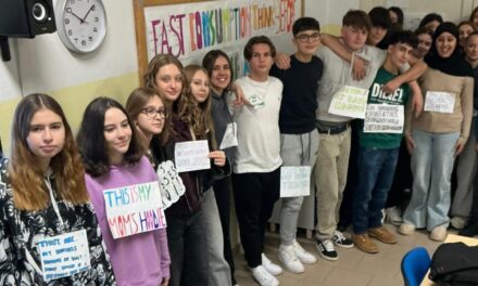 Flash mob al Liceo Peano di Tortona: i ragazzi della 2^A Linguistico protagonisti del progetto contro il “Fast Consumption”