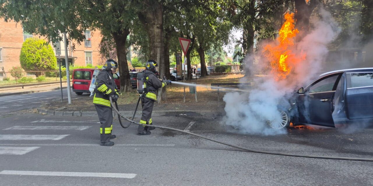 Auto in fiamme nel rione Oasi a Tortona: intervento dei Vigili del Fuoco