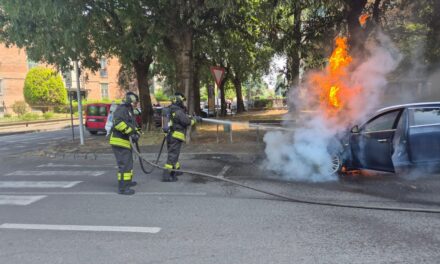 Auto in fiamme nel rione Oasi a Tortona: intervento dei Vigili del Fuoco