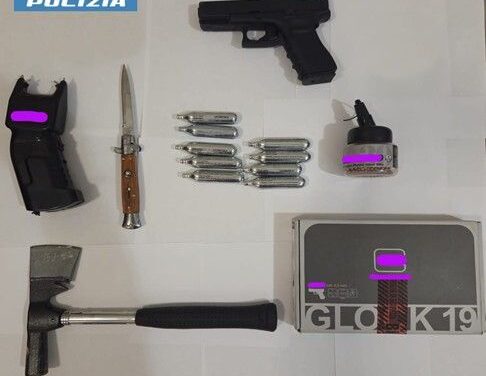 A Valenza: la Polstrada sequestra un arsenale di armi ed oggetti atti ad offendere