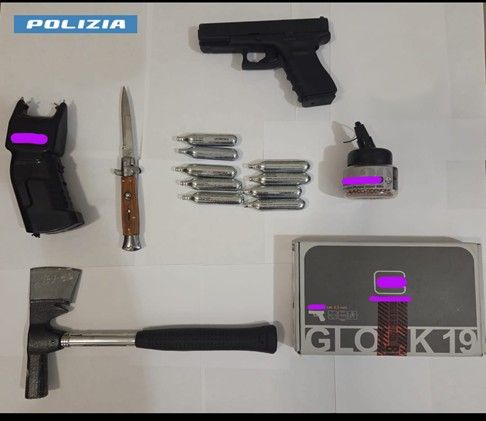 A Valenza: la Polstrada sequestra un arsenale di armi ed oggetti atti ad offendere