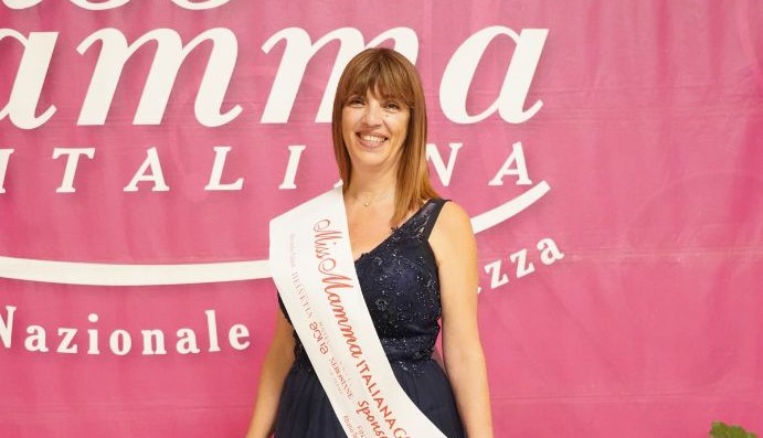 Da Bassignana sul podio nazionale: Katia Isgrò conquista la fascia a Miss Mamma Italiana Gold